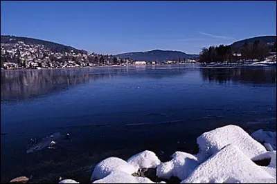Le festival du film fantastique, appelé aussi Fantastic'Arts, se déroule depuis 1994 dans cette ville de montagne. Quelle est cette ville ?