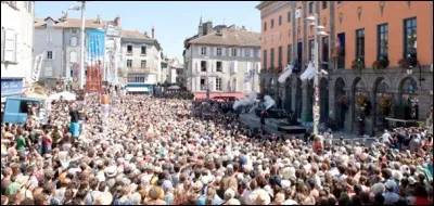 Le festival international du théâtre de rue se déroule dans cette ville depuis 1986. Où est-ce ?