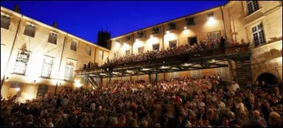 Ce festival lyrique international d'opéra et de musique classique se tient depuis 1948 en juillet dans cette ville du sud de la France. De quelle ville s'agit-il ?