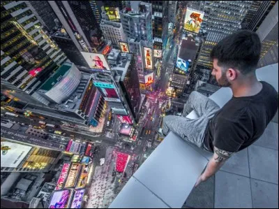 Comment appelle-t-on une personne qui aime escalader des façades pour accéder aux toitures ?