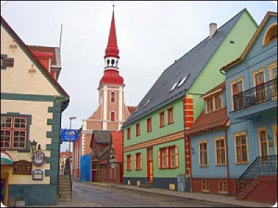 Pärnu, 40 000 habitants, est aussi un centre touristique avec ses restaurants, hôtels et plages. Dans quel pays se trouve cette ville ?