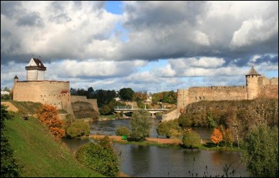 Autrefois disputée entre les Suédois et les Russes, Narva, 65 000 habitants, est à quelques kilomètres de la frontière russe. Mais, dans quel pays se trouve-t-elle ?