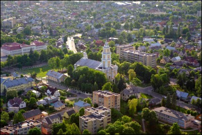 Panevėžys, peuplée de 100 000 habitants, fondée au début du XVIe siècle, se situe sur l'axe qui relie les trois capitales. Dans quel pays se trouve cette ville ?