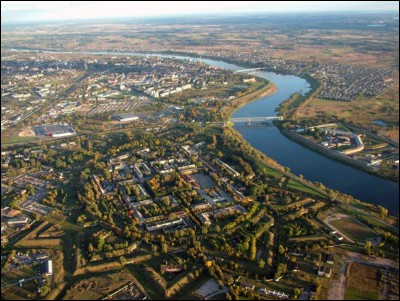 Passons aux autres grandes villes baltes : Daugavpils, l'ancienne Dünaburg, compte 100 000 habitants. Elle est la seconde ville du pays. Où se trouve-t-elle ?