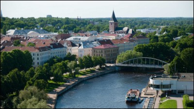 Tartu, également peuplée de 100 000 habitants, est aussi la seconde ville du pays, un autre, mais lequel ?
