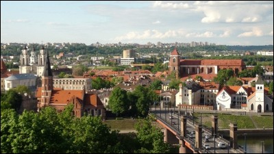 Kaunas, avec plus de 350 000 habitants, est la plus grande ville balte qui ne soit pas une capitale. Dans quel pays se trouve-t-elle ?