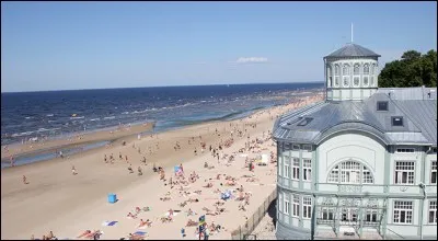 Jurmala, ville de 55 000 habitants, est l'une des rares stations balnéaires des pays baltes, avec sa plage sur la Baltique. Dans quel pays se trouve cette ville ?