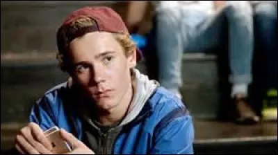 Dans la saison 3, avec quelle fille sort Isak ?