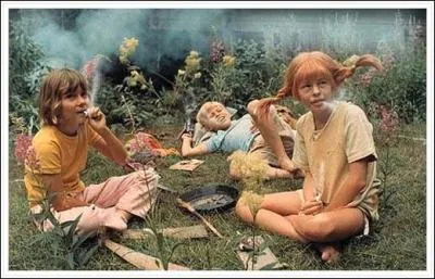 Comment s'appellent ses deux camarades de jeu ?