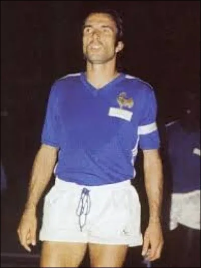 Q : Claude Quittet a longtemps joué au FC Sochaux-Montbéliard. Quelle marque automobile est très liée à cette ville et au club de foot ?