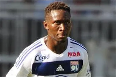 Y : Mapou Yanga-Mbiwa possède la double nationalité. Il est français mais il a gardé celle du pays de sa ville natale : Bangui. Quelle est son autre nationalité ?