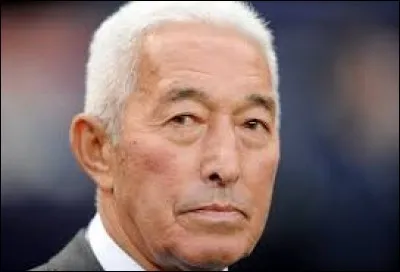 D : Quel joueur a succédé à son père (voir photo) en équipe nationale ?