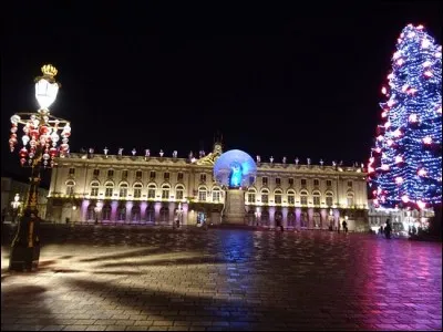 Dans quelle ville peut-on admirer l'hôtel de ville édifié Place Stanislas ?