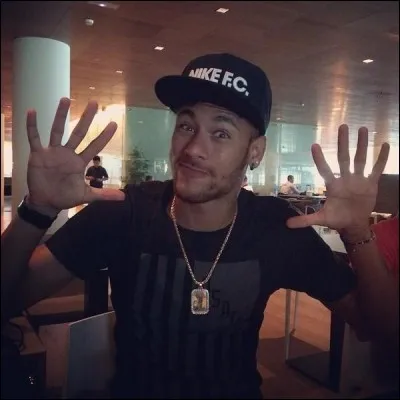 Combien mesure Neymar ?