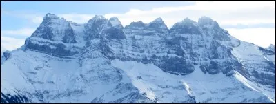 Dans quel pays se situe le chaînon montagneux appelé " les dents du Midi " ?