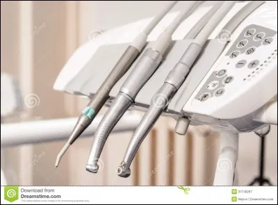 En chirurgie, comment appelle-t-on l'extraction d'une dent par arrachement ?