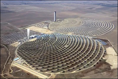 Dans quel point cardinal du pays se trouve la plus grande centrale solaire du monde ?