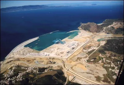 Dans quelle ville se trouve le plus grand port d'Afrique ?