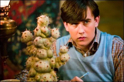 Qui est ce maladroit personnage et qui a torturé ses parents ?