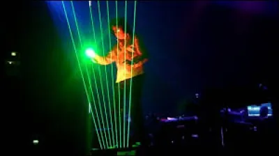 Quel musicien a été le premier à utiliser une harpe laser lors d'un concert en 1981 ?