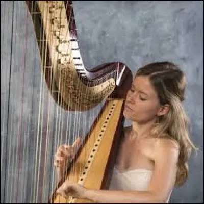 Une harpe classique possède des pédales.