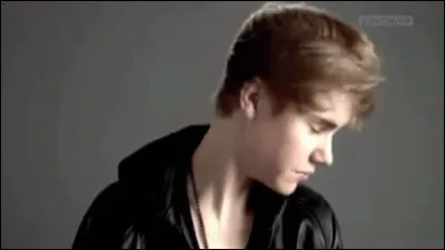 Comment s'appelle le mouvement qu'il fait avec ses cheveux ?