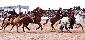 Sport national en Afghanistan, ce jeu questre collectif consiste  transporter, une carcasse de chvre   un point donn puis le ramener au point de dpart sans ce la faire prendre par l'quipe adverse, si