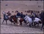 Sport questre kirghize, qui ressemble au sport de la question N4, sauf que il faut mettre la carcasse dans un but 5 joueurs par quipe..