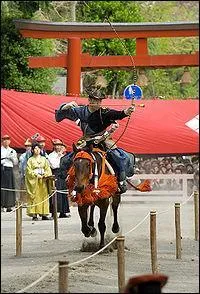 Discipline ancestrale japonais et samoura, qui consiste  tirer  l'arc sur un cheval au galop.
