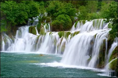 Où pourrez-vous admirer les impressionnantes chutes de Krka ?