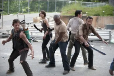 Saison 03, épisode 01 : Rick marche et découvre la prison ; mais avec qui se trouve-t-il ?