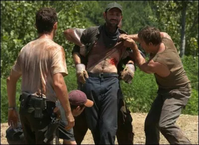 Saison 1, épisode 5 : Après que le groupe ait remarqué la morsure de Jim, que décide Jim ?