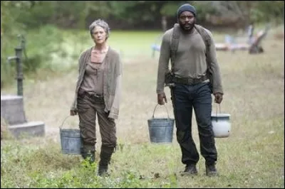 Saison 4, épisode 14 : Mika tue sa sur, puis Carol voit le massacre ; Tyreese et Carol décident de la tuer. Mais qui la tue ?