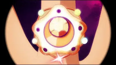 Quel bijou a-t-elle pour sa transformation ?