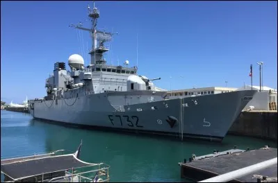 Parmi ces trois propositions, quel navire est basé à la base navale du Port des Galets ?