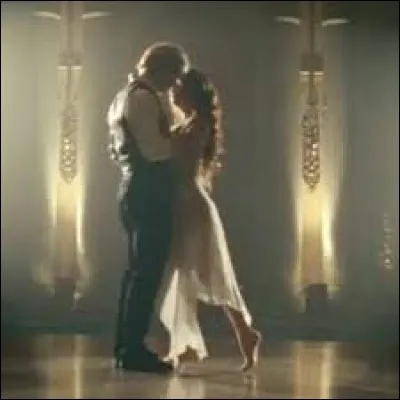 Que fait-il dans le clip de sa chanson "Thinking Out Loud" ?