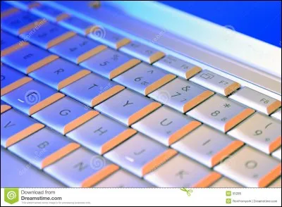 Sur un clavier d'ordinateur "AZERTY", toutes les voyelles sont sur la même ligne.