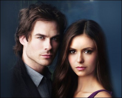 Dans quel épisode Elena rencontre-t-elle Damon pour la première fois ?