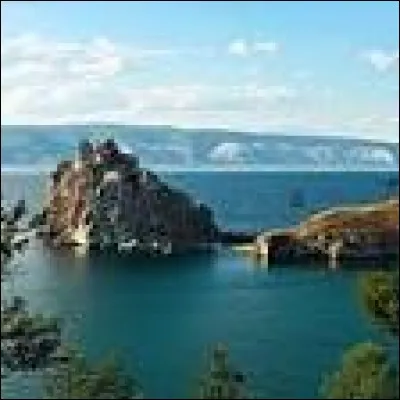 Le lac Baikal fait 636 km de long et 79 km de large, c'est le plus grand lac de Sibérie. Surnommé la perle bleue, il est grand comme la Belgique.