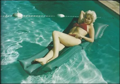 Elle fut l'une des premières playmates du magazine Playboy et considérée comme une véritable sex-symbol des années 50 et 60. Son physique généreux la cantonna malheureusement dans des rôles de blonde écervelée. En témoignent ces uvres mémorables  : « La blonde et moi », « La blonde explosive » ou encore « La blonde et le shérif », entre autres. Vous noterez au passage l'incommensurable imagination des studios de cinéma de l'époque. D'autres actrices, et non des moindres, ont eu également à souffrir d'un tel mépris.