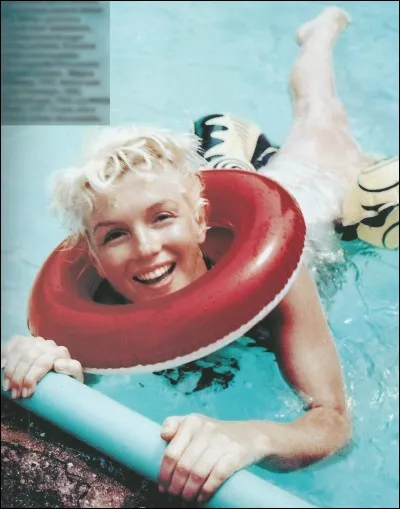 Sa bouée lui sera bien utile si jamais elle devait s'aventurer sur une « Rivière sans retour ». Peut-être prendra-t-elle finalement le temps de « 7 ans de réflexion » avant de se jeter à l'eau ! Cette femme-enfant si fragile chercha auprès de Clark Gable l'amour paternel dont elle a tant manqué. J'ai une tendresse particulière pour celle dont la voix si troublante résonne à chaque sonnerie de mon téléphone portable.