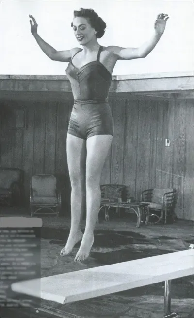 Elle eut des débuts dans la vie plutôt compliqués. Cela forgea le caractère de celle qui fit une des carrières les plus longues du cinéma américain. Elle remporta un Oscar pour son rôle dans « Le roman de Mildred Pierce », joua, entre autres, dans « Johnny Guitare » et affronta la merveilleuse et terrible Bette Davis dans le sublime « Mais qu'est-il arrivé à Baby Jane ? ».