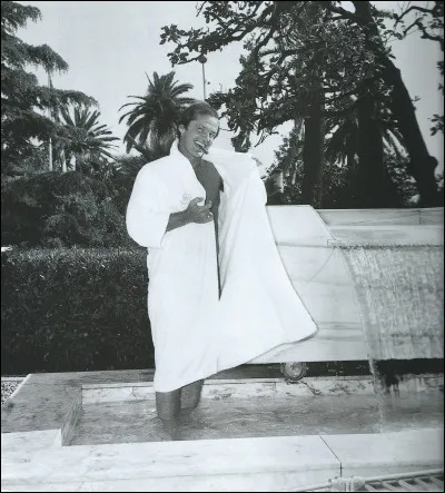 Celui qui joua le rôle torturé de Jack Torrance dans « Shining » remporta son premier oscar dans le sublime « Vol au-dessus d'un nid de coucou ». D' « Easy rider » à « Chinatown », il défendit « L'honneur des Prizzi » « Pour le pire et le meilleur ». Il déclenche en nous les plus « Tendres passions ».