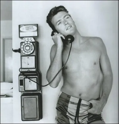 « L'inspecteur Harry » s'autorise une petite pause entre deux tournages. Nul doute que s'il discute d'un futur projet cinématographique celui-ce ne se négociera pas "Pour une poignée de dollars".