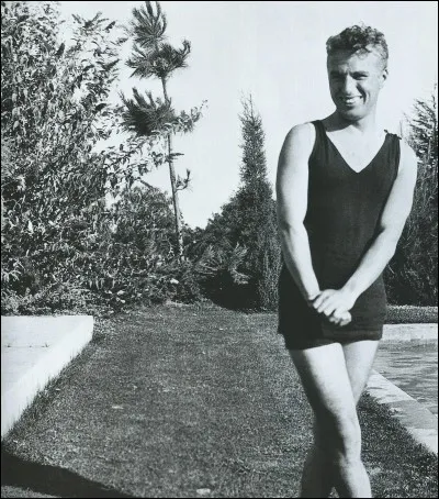 Cet artiste semble moins à l'aise en tenue de bain qu'avec son pantalon troué, sa canne et son chapeau melon. Il connut la misère des quartiers pauvres de Londres avant de devenir une vedette du music-hall à 21 ans, âge auquel "Les lumières de la ville" se sont allumées devant son incroyable talent.