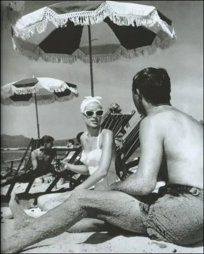 Cette future princesse savoure un moment de répit auprès de son partenaire de « La main au collet », Cary Grant. Contrairement à une idée reçue ce n'est pas durant ce tournage qu'elle rencontrera celui qui deviendra son mari. Pour la petite histoire, Aristote Onassis, entremetteur d'un jour, avait songé à Marilyn Monroe comme future épouse du Prince Rainier.