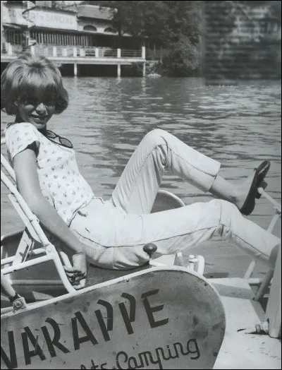 Nous sommes en 1965 et la grande sauterelle fait du pédalo sur la Marne. Elle fréquenta des barbouzes, des ploucs, des durs à cuire et des bons vivants. Elle affola également un grand blond avec une robe dotée d'un décolleté du dos vertigineux.