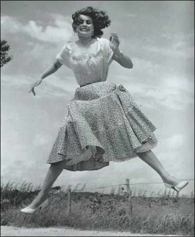 « La Ciociara » vécut auprès de Marcello Mastroianni une « Journée particulière ». Cela ne s'est pas terminé avec lui par un "Mariage à l'italienne" puisque « La diablesse aux collants roses » lui préféra Carlo Ponti.