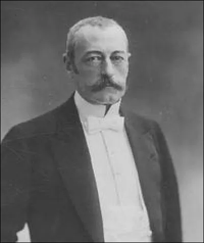 Il a dirigé, de juin 1899 à juin 1902, le plus long gouvernement de la IIIe République. Il était en même temps ministre de l'intérieur. De qui s'agit-il ?