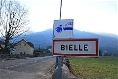Nous sommes maintenant en Nouvelle-Aquitaine, à l'entrée de Bielle. Village de l'arrondissement d'Oloron-Sainte-Marie, ils se trouve dans le département ...